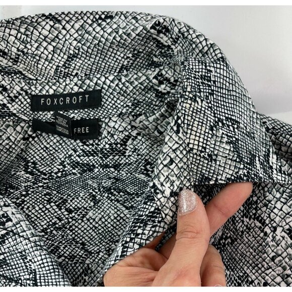 Foxcroft Sz 10 Wrinkle Free Fitted Fit Snakeskin Print m Button Up Shirt Womens - Picture 8 of 12